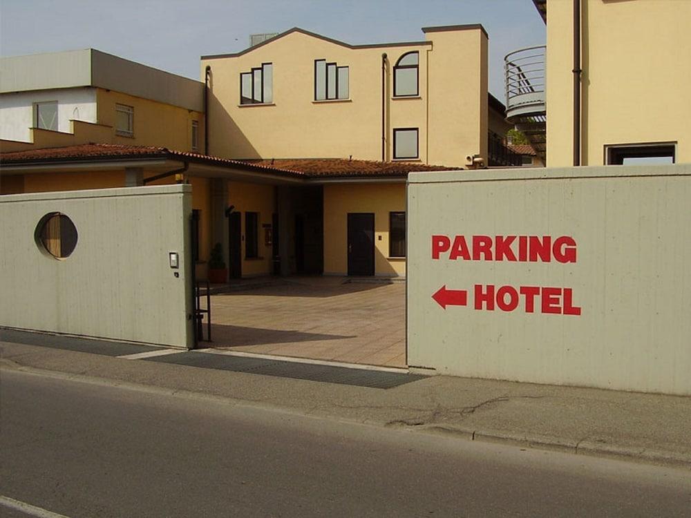 Hotel Ovest Piacenza Esterno foto