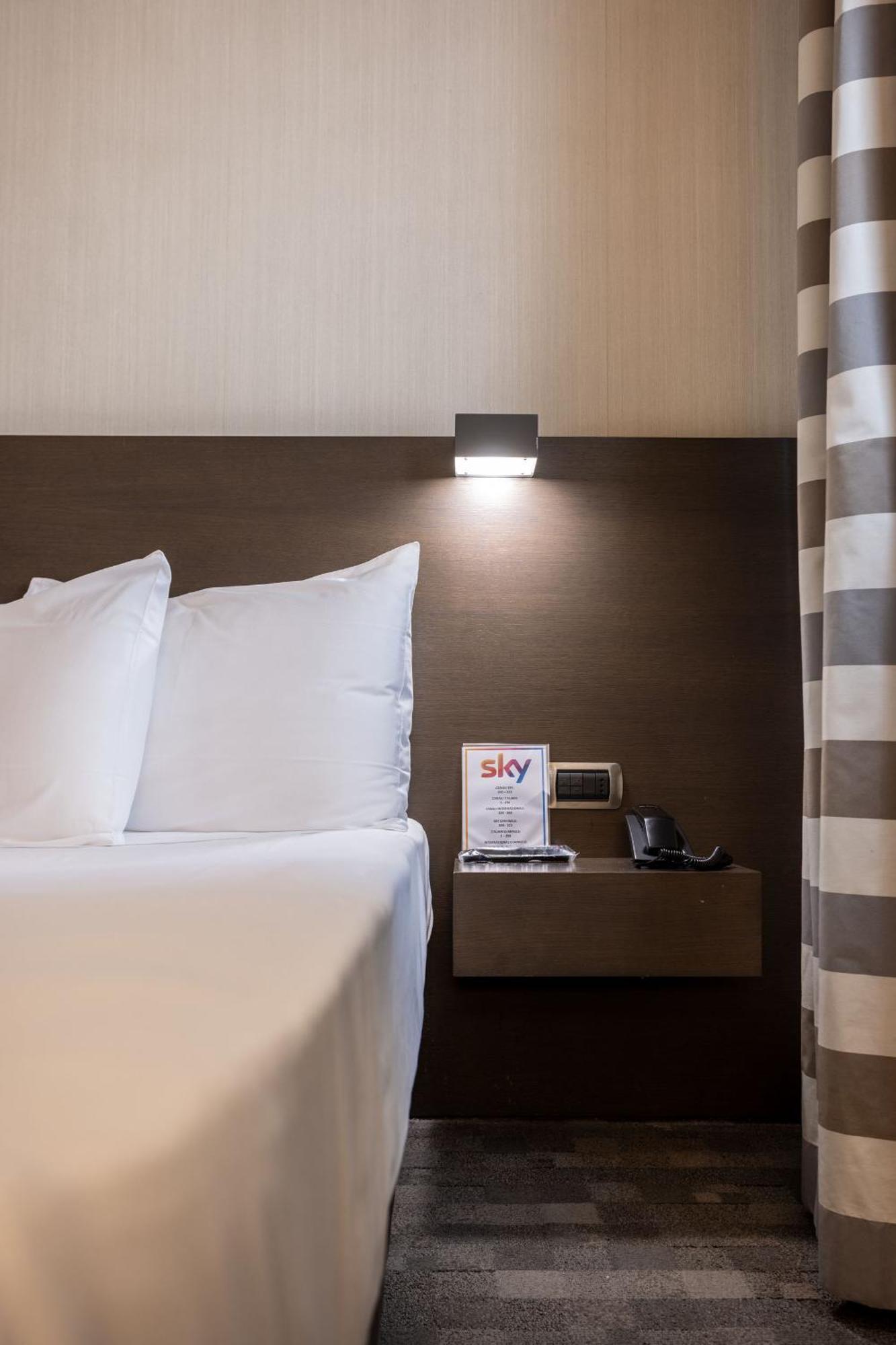 Hotel Ovest Piacenza Esterno foto