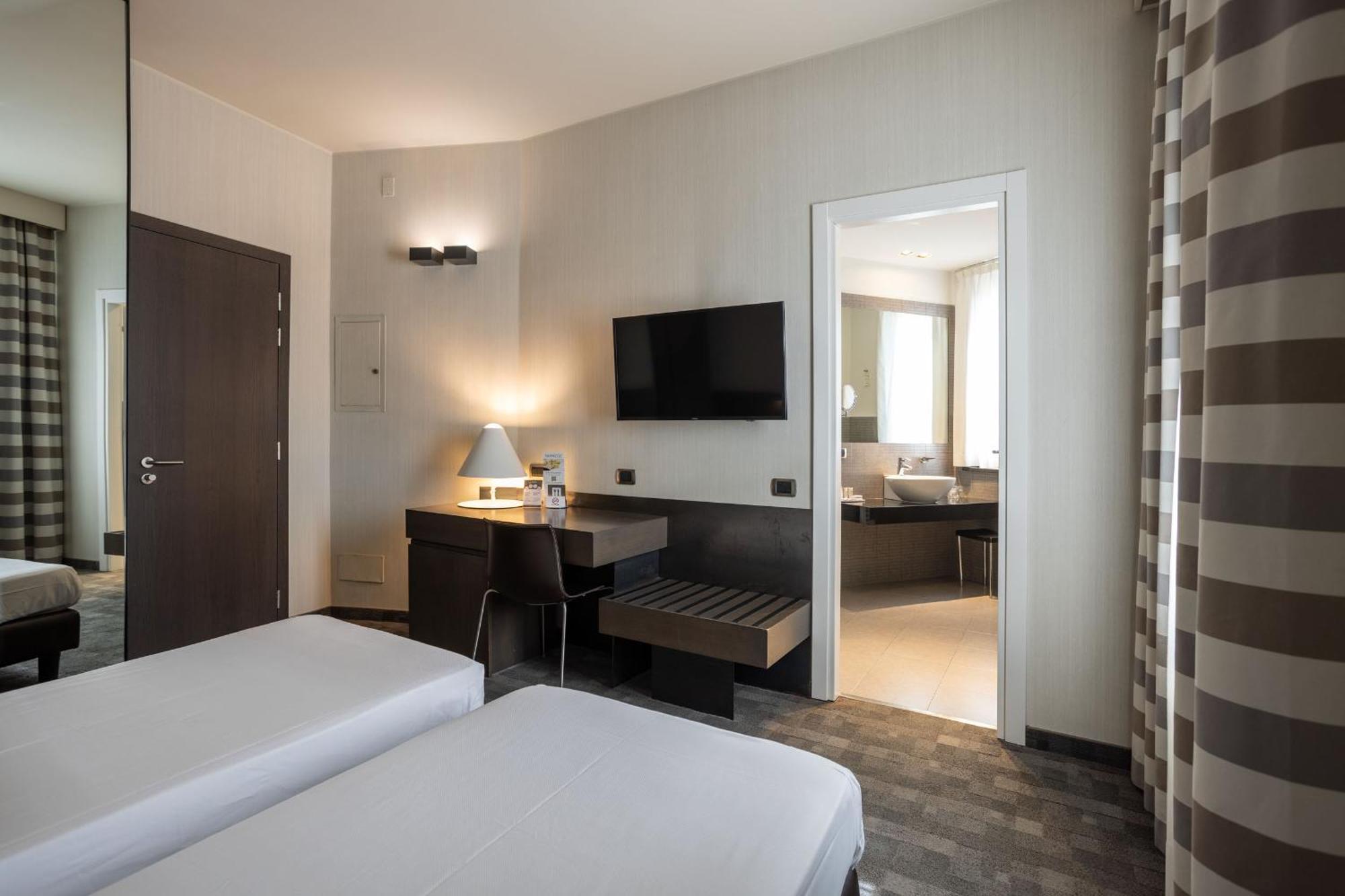 Hotel Ovest Piacenza Esterno foto