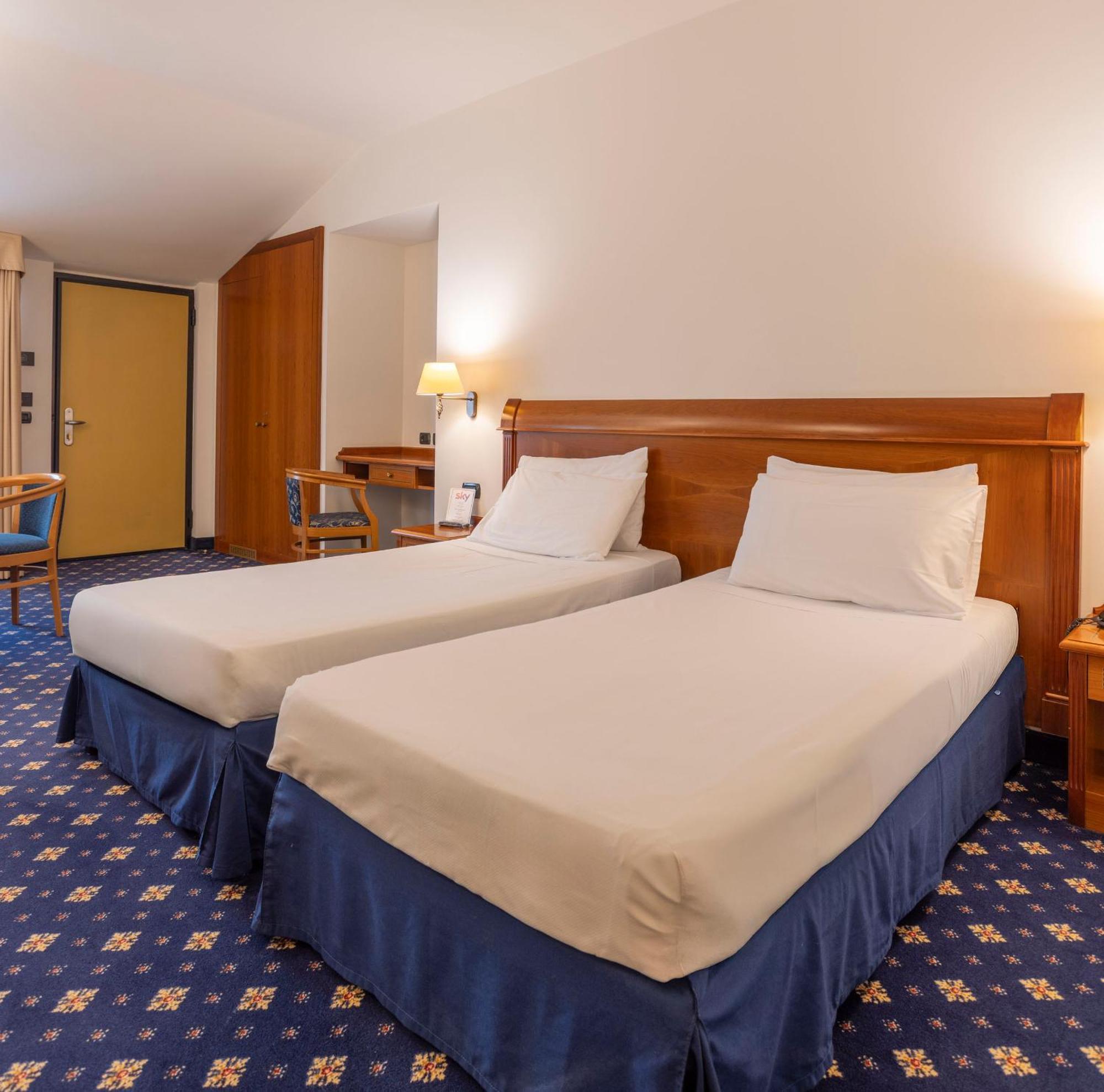 Hotel Ovest Piacenza Esterno foto